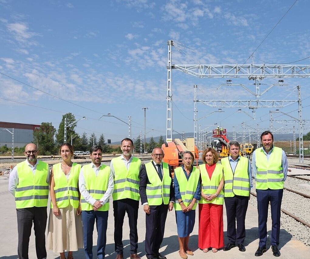 Óscar Puente, ministro de Transportes y Movilidad Sostenible, junto al secretario de Estado José Antonio Santano y el presidente de Adif Ángel...