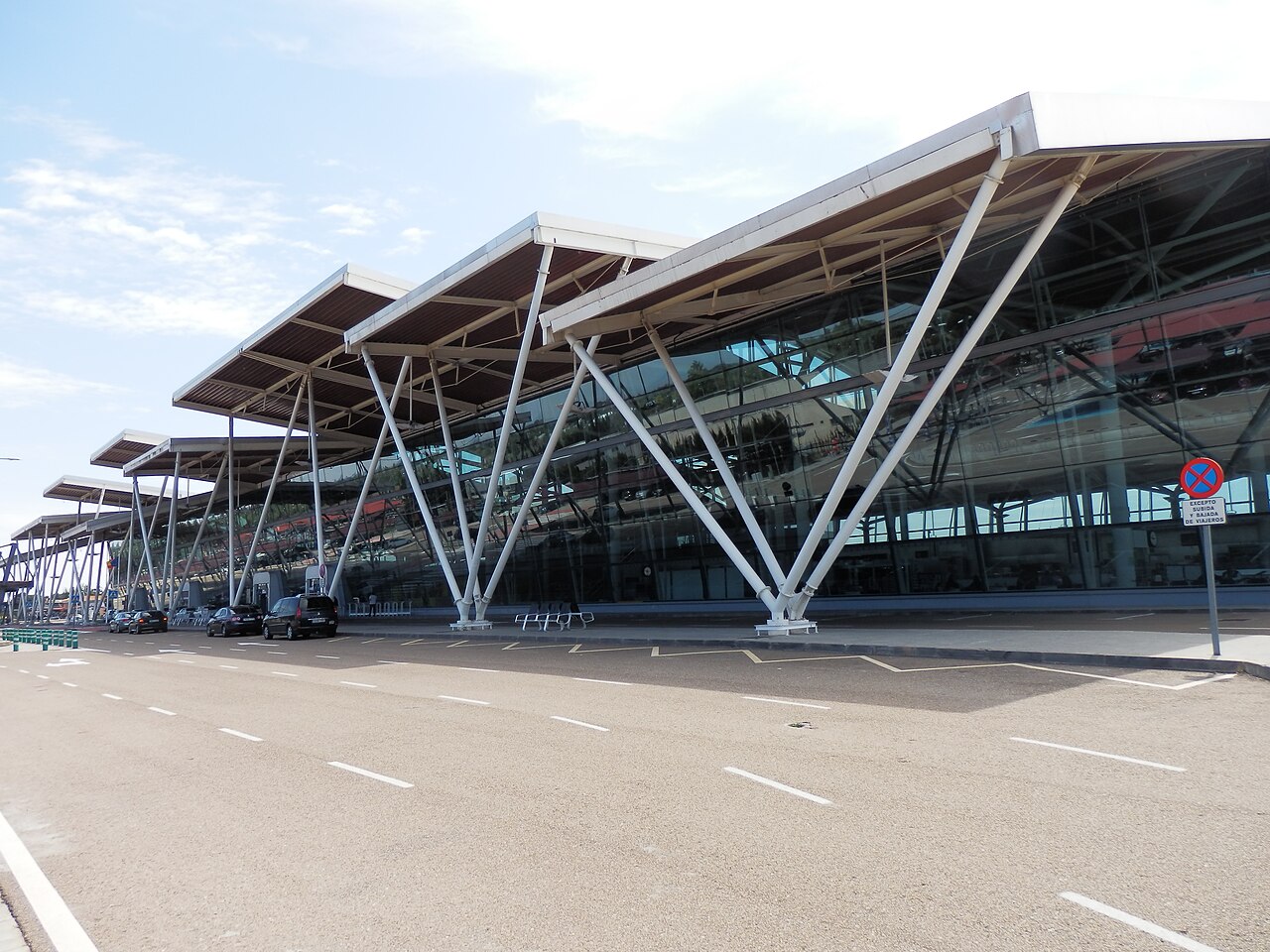 Entrada aeropuerto Zaragoza