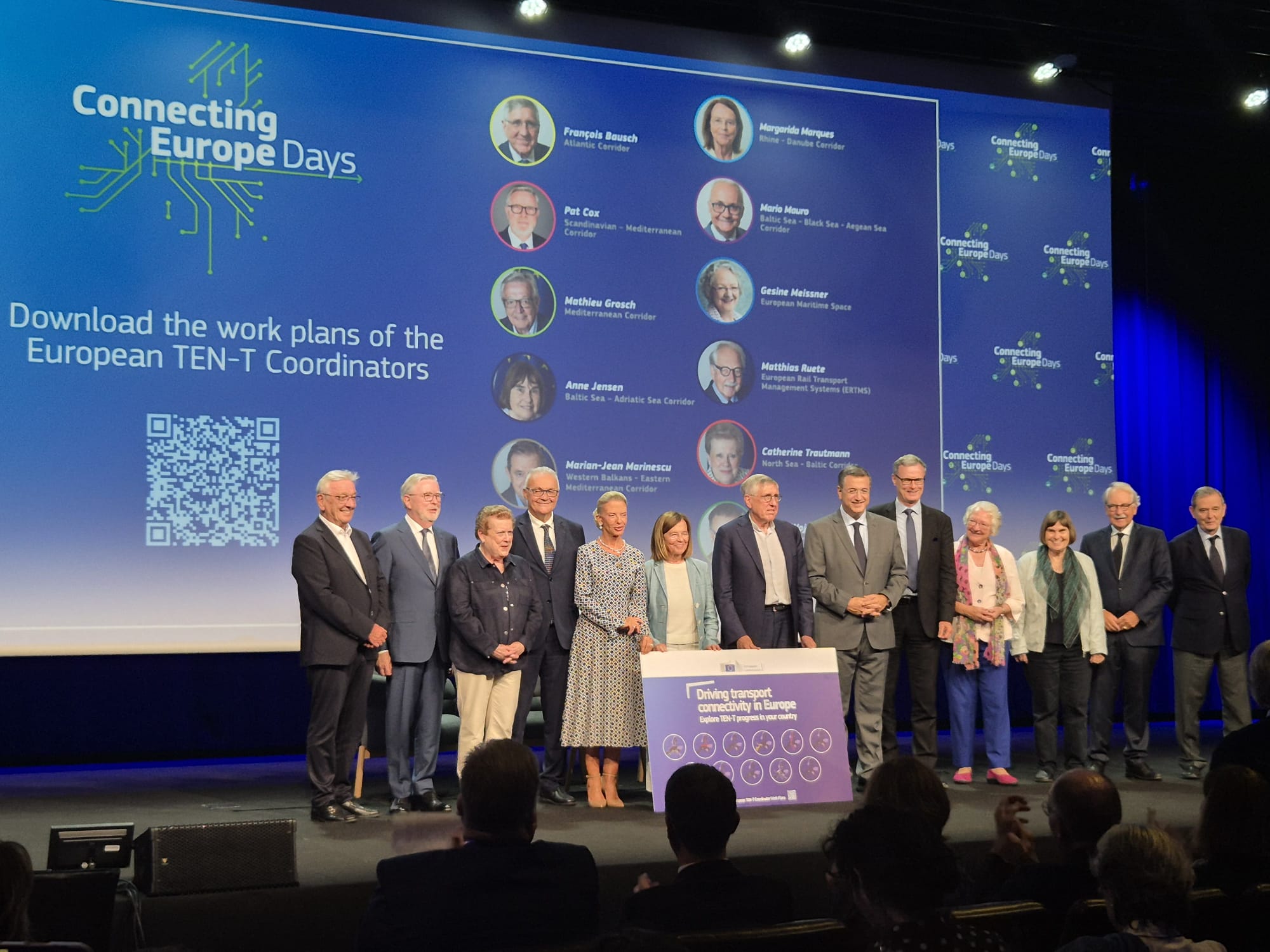 Foto de familia que recoge un instante de la presentación, en los Connecting Europe Days, de los Planes de Trabajo de los Corredores de Transporte.