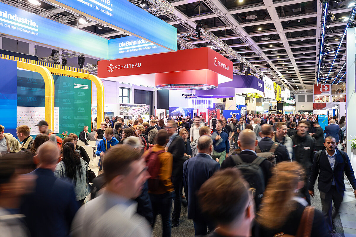 Imagen de uno de los pasillos de Innotrans 2026 lleno de visitantes