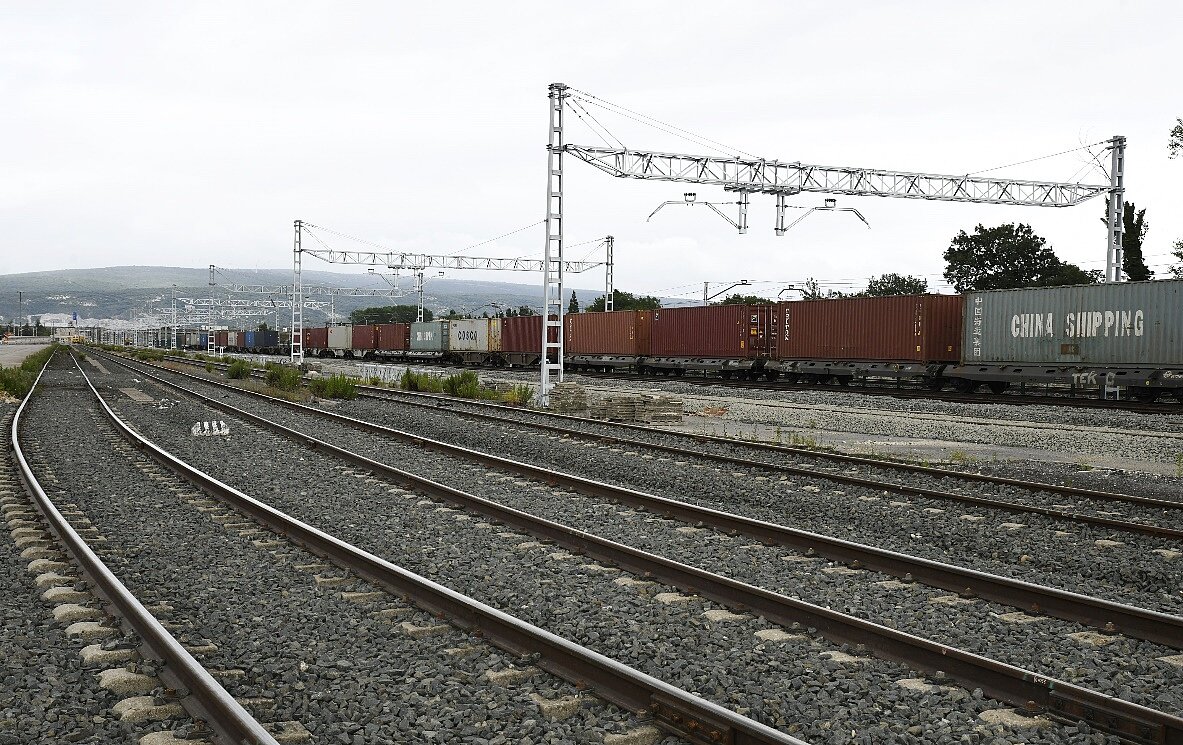 Vía ferroviaria en desarrollo en la terminal intermodal de Júndiz, preparada para trenes de 740 metros y equipada con ancho mixto para su conexión...