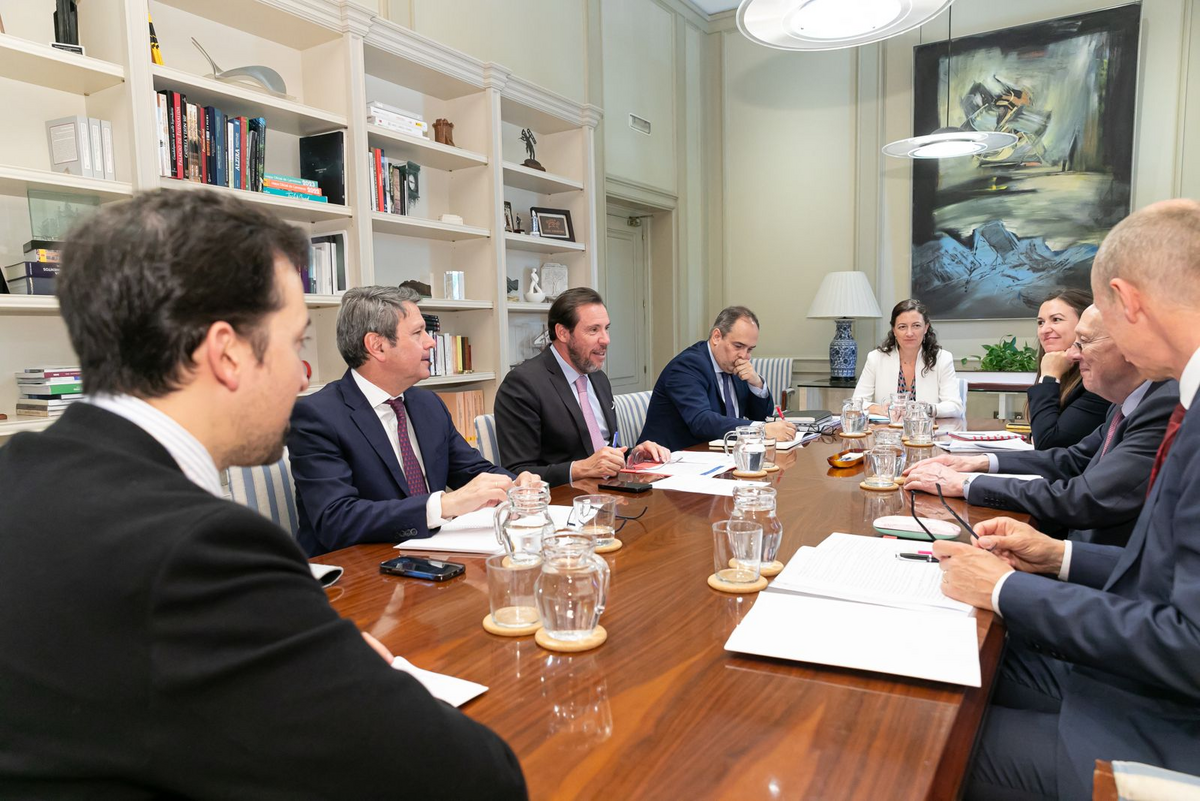 Reunión en Madrid entre el ministro Óscar Puente, el comisionado del Corredor Atlántico José Antonio Sebastián, el director general adjunto de...
